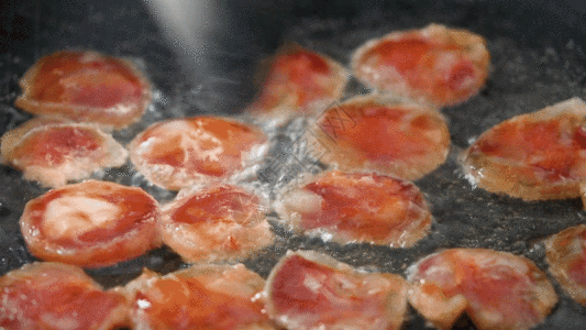 番茄沙拉美食的制作之炸香肠GIF高清图片