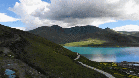 蜿蜒的山路高原湖泊GIF高清图片