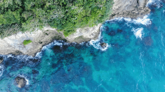 长滩岛海岸礁石边GIF图片
