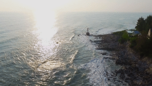 海岸线灯塔航拍GIF图片