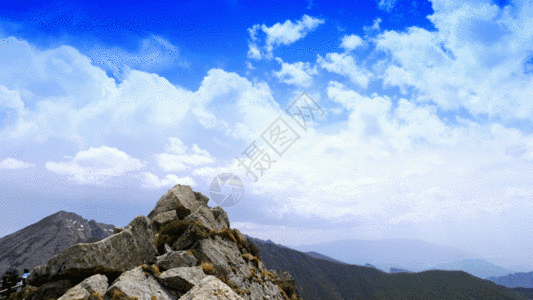 山顶流动的云延时GIF图片
