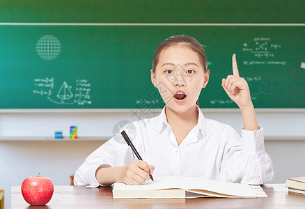 卡通动物举手回答问题的学生设计图片