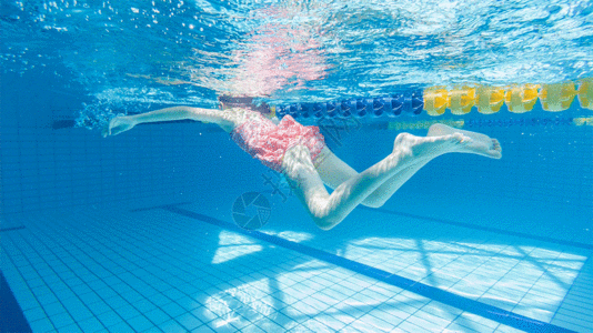 潜水的小孩儿童水下游泳gif高清图片