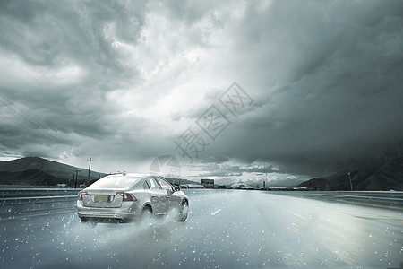 雨中行驶的汽车开车高清图片素材