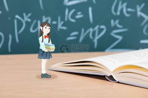 开学季抱书的小女孩图片