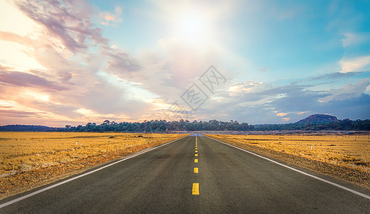 旅行路上的风景柏油路设计图片