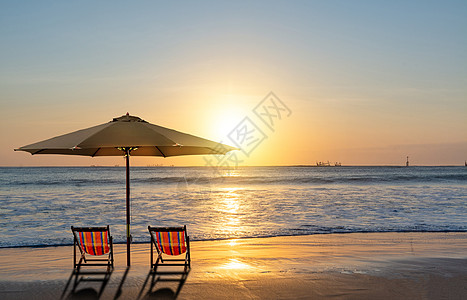 沙滩椅海边度假背景设计图片