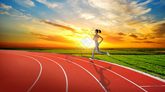 操场上奔跑的女性图片
