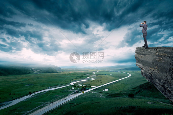 站在岩石上眺望未来的商务人士图片