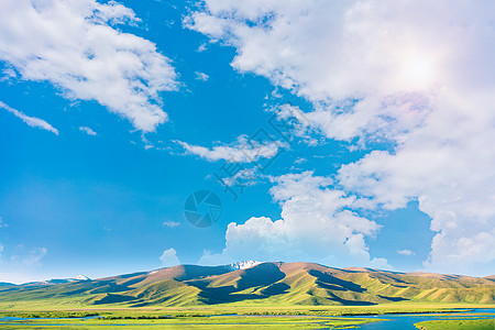 湿地湖泊蓝天白云背景设计图片
