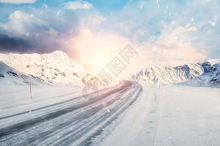 雪地开车冬季雪景设计图片