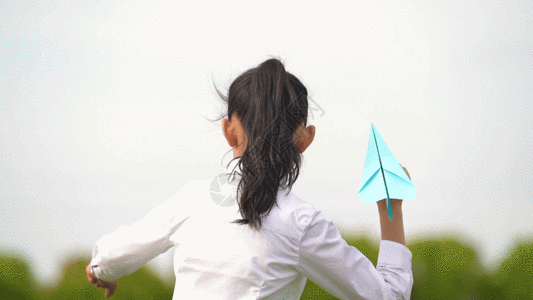 绿植成长儿童丢飞机升格动作gif高清图片