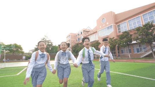 雨中奔跑的孩子开学季学生们开心的牵手跑向学校GIF高清图片