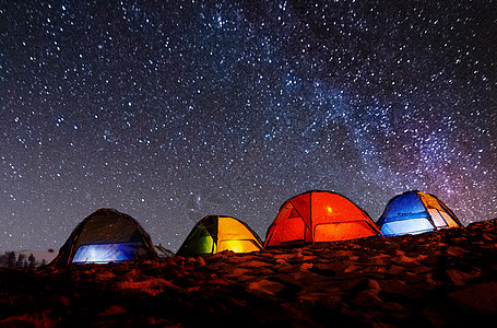 夜空下露营背景图片