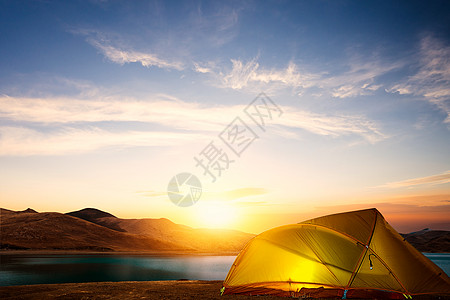 露营看日出背景图片