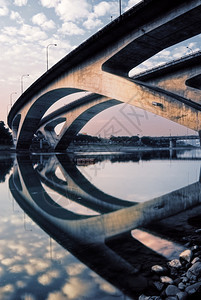 河上桥梁建筑的美丽城市风光图片