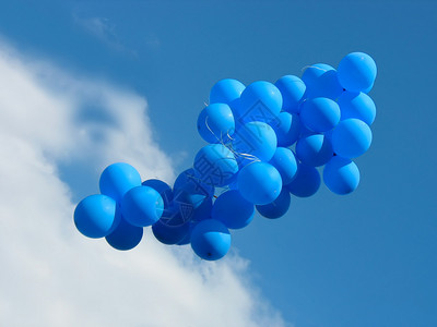 蓝色派对气球堆积成一团对图片