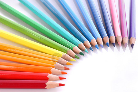 白色背景上的彩色铅笔分类图片