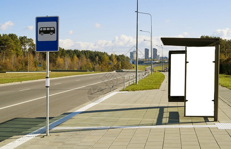 公交车停在高速公路上靠近大城图片