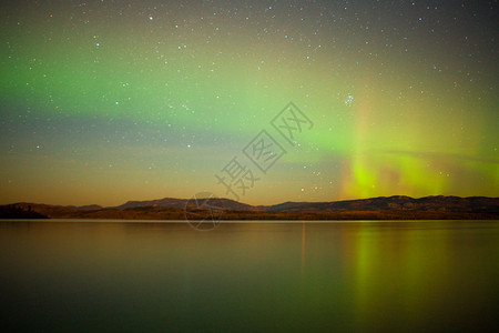 加拿大育空地区Laberge湖上空高度北光Auroraco图片