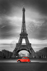 Eiffel铁塔和旧红色汽车图片