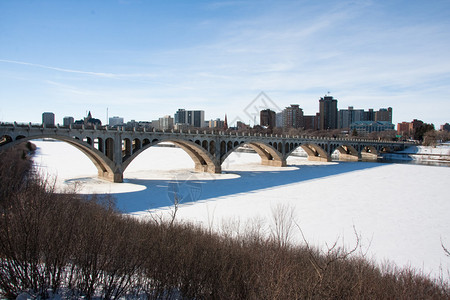 大学桥和加拿大萨斯卡通市中心的景象图片