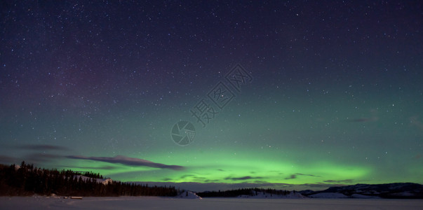 北極村極光绿色的北光Auroranotalis亚风暴几朵云和许多星在雪插画