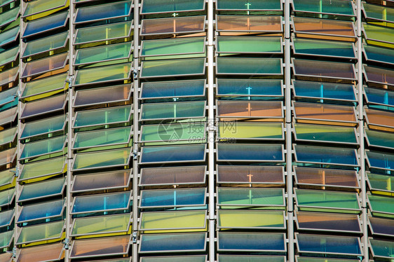 停车场的彩色玻璃幕墙图片
