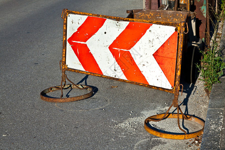 指示箭头指示街道上的建筑工地的交通标志插画