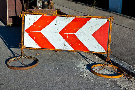 指示箭头指示街道上的建筑工地的交通标志插画
