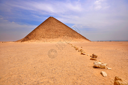 埃及达舒尔的红金字塔背景图片