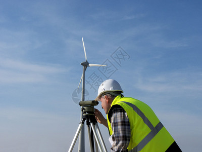 测量员和风力涡轮机图片