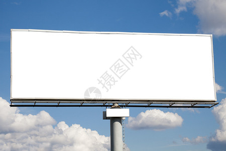 蓝色天空上白的广告牌背景图片