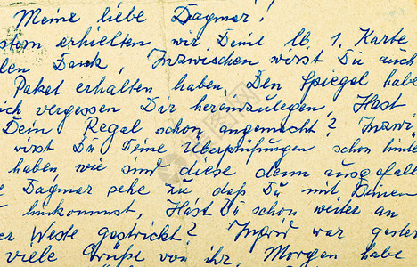 一本用德文写的旧手写信件的碎片可以图片
