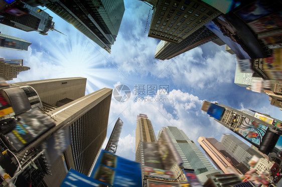 巨型摩天大楼上方的戏剧天空图片