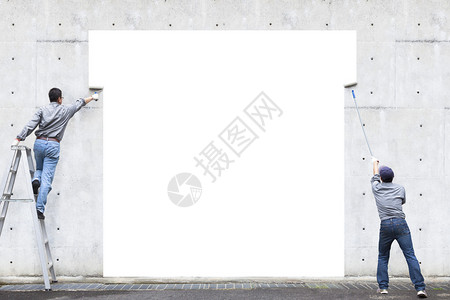 两名工人正在画墙上的空白区域图片