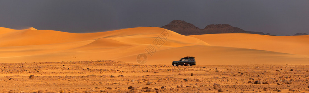 撒哈拉沙漠丘上的汽车图片
