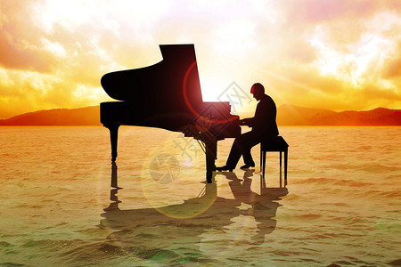 一个男人剪影在水上弹钢琴的股票图像图片