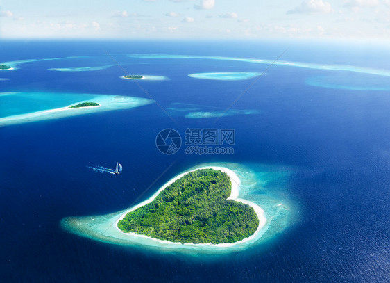 心形马尔代夫岛图片