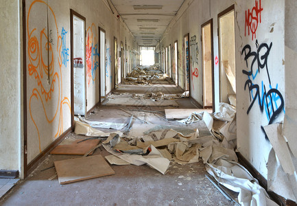 废弃办公楼的长廊图片