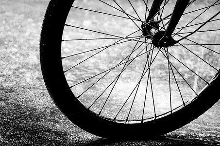 在黑白样式的抽象自行车轮子图片