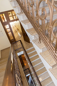 酒店内带扶手的老式大理石楼梯图片