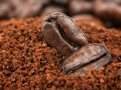 烤咖啡豆和颗粒状速溶咖啡图片