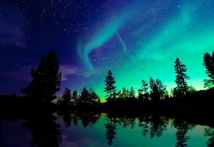 北光照耀着美丽的湖泊风景在夜空中的图片