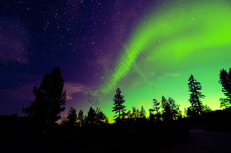 芬兰总统府北光照耀着美丽的湖泊风景在夜空中的插画
