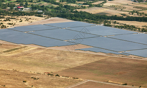 太阳能发电厂的航拍照片许多太阳能电池板在农村从上面欧盟保加利亚卡赞勒克附图片