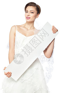 欢笑的新娘装腔作势地展示了一张空白的海报图片