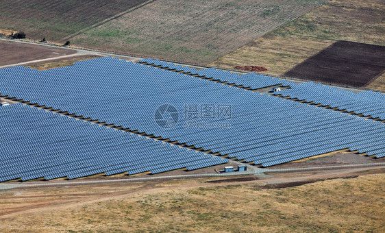 太阳能发电厂的航拍照片许多太阳能电池板在农村从上面欧盟保加利亚卡赞勒克附图片