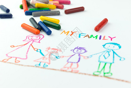 孩子用蜡笔画我幸福的家庭图片