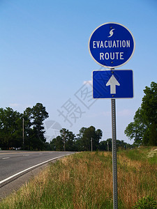 蓝色飓风疏散路线沿一条高速公路标志在公图片